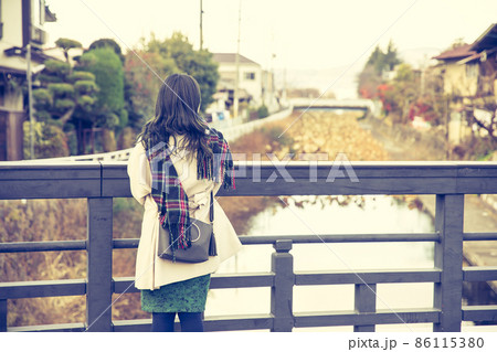 橋から川を眺める女性　bridge 86115380