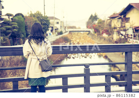 橋から川を眺める女性　bridge 86115382