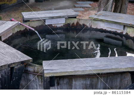 人の居ない足湯　Japan 86115384