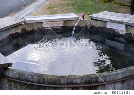 人の居ない足湯　Japan 86115385