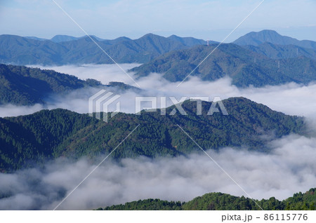 池田町上空の下層雲　部子山からの眺め　福井県今立郡池田町 86115776