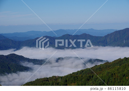 池田町上空の下層雲　部子山からの眺め　福井県今立郡池田町 86115810
