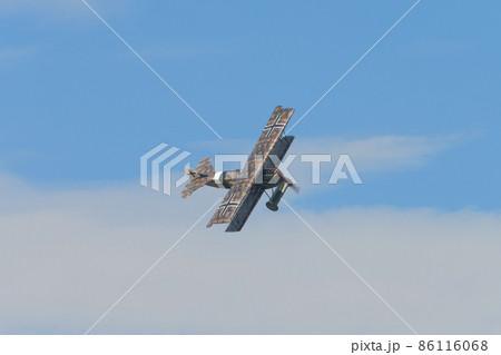 ドイツ空軍フォッカーD.VII戦闘機雲上の旋回 86116068