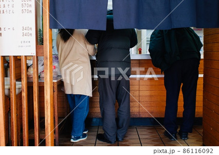 立ち食い蕎麦屋で食事をする人たち 立ち食い蕎麦屋で食事をする人たち 86116092