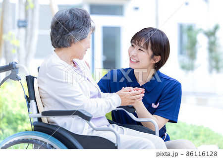 介護イメージ　シニア女性と介護士　撮影協力：中央工学校附属日本語学校 86116128