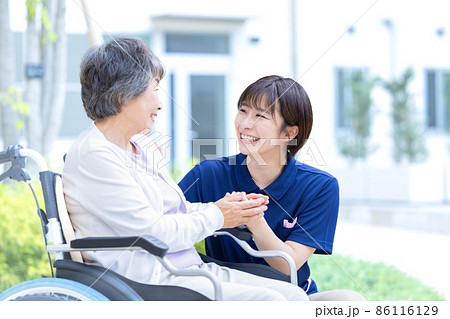 介護イメージ　シニア女性と介護士　撮影協力：中央工学校附属日本語学校 86116129