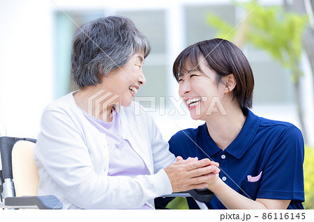 介護イメージ シニア女性と介護士 撮影協力:中央工学校附属日本語学校 介護イメージ シニア女性と介護士 撮影協力:中央工学校附属日本語学校 86116145