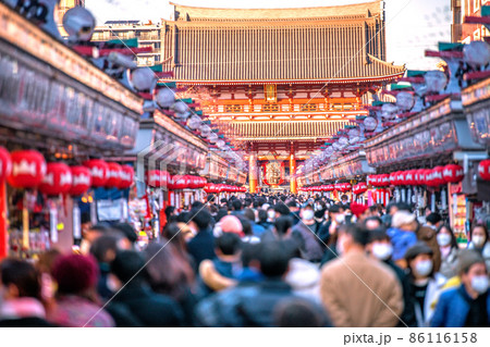 日本の東京都市景観 初5万人超全国…東京1万人超4日連続…浅草寺には多くの人出＝22日 86116158
