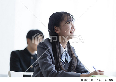 塾で勉強する高校生 塾で勉強する高校生 86116160