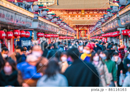日本の東京都市景観 初5万人超全国…東京1万人超4日連続…浅草寺には多くの人出＝22日 86116163