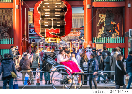 日本の東京都市景観 初5万人超全国…東京1万人超4日連続…浅草寺には多くの人出=22日 日本の東京都市景観 初5万人超全国…東京1万人超4日連続…浅草寺には多くの人出=22日 86116173