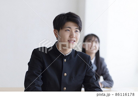 塾で勉強する高校生 86116178