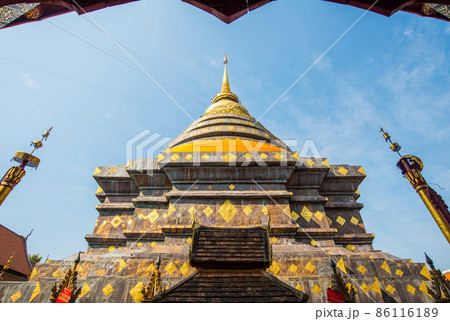 Wat Phra That Lampang Luang pagoda an iconic Buddhist temple was founded in the 13th century, One of the best examples of Lanna architecture in Lampang province of Thailand. 86116189