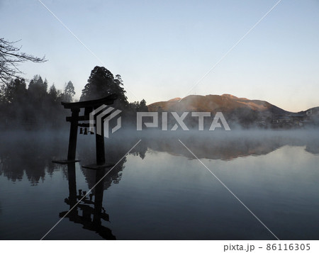 湯布院・金鱗湖の幻想的な朝霧 湯布院・金鱗湖の幻想的な朝霧 86116305