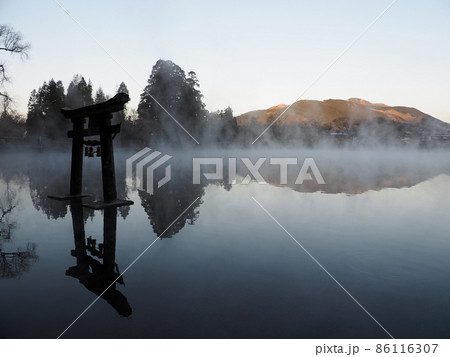 湯布院・金鱗湖の幻想的な朝霧 湯布院・金鱗湖の幻想的な朝霧 86116307