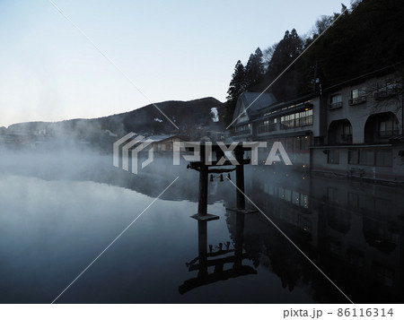 湯布院・金鱗湖の幻想的な朝霧 湯布院・金鱗湖の幻想的な朝霧 86116314