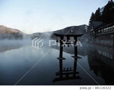 湯布院・金鱗湖の幻想的な朝霧 86116322