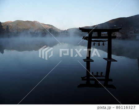 湯布院・金鱗湖の幻想的な朝霧 86116327