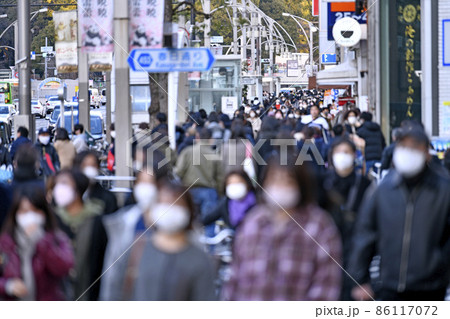 日本の東京都市景観 初5万人超全国…東京1万人超4日連続…上野広小路駅前は多くの人出＝22日 86117072