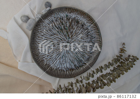 Ceramic Plates with Dried flowers. 86117132