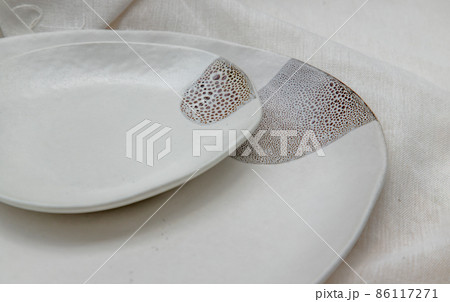 Detailed of White Plates on calico. 86117271