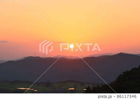 猪名川天文台広場からの美しい夕やけ　兵庫県川辺郡猪名川町 86117346