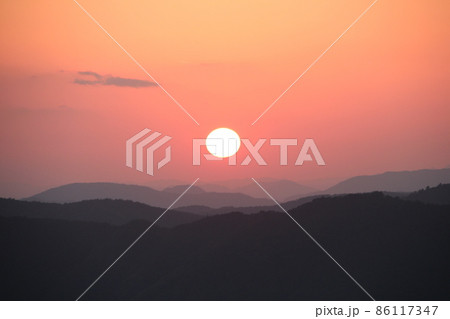 猪名川天文台広場からの燃え盛るような夕日 兵庫県川辺郡猪名川町 猪名川天文台広場からの燃え盛るような夕日 兵庫県川辺郡猪名川町 86117347