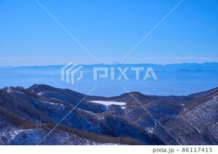 冬の群馬県赤城公園 黒檜山の南面から南側(長七郎山,小沼,富士山)を見る 冬の群馬県赤城公園 黒檜山の南面から南側(長七郎山,小沼,富士山)を見る 86117415