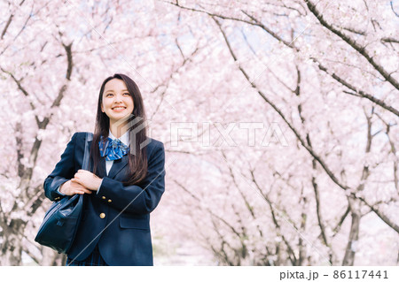 桜と高校生 86117441
