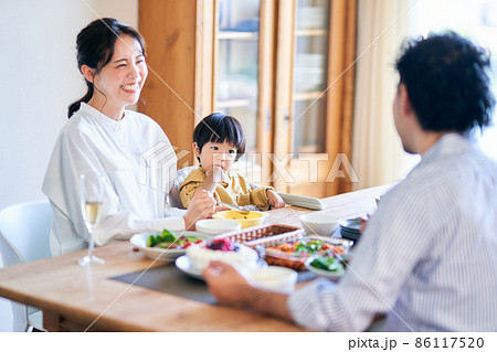 食事が楽しすぎる1歳10ヶ月の男の子 86117520