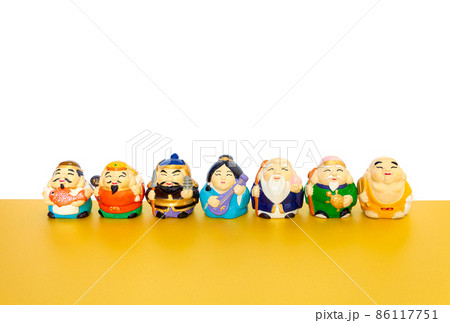 縁起物の七福神の置物【白と金色背景】 86117751