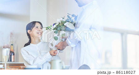 記念日に花束を渡す男性 86118027