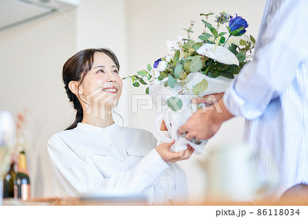 記念日に花束を渡す男性 86118034