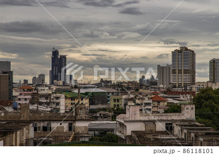 Bangkok downtown cityscape with skyscrapers at eveninggive the city a modern style. Bangkok downtown cityscape with skyscrapers at eveninggive the city a modern style. 86118101