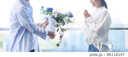 記念日に花束を渡す男性 86118197