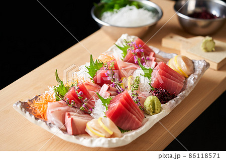 刺身4種盛り合わせ(メバチ鮪、鰤、鯛、帆立) 刺身4種盛り合わせ(メバチ鮪、鰤、鯛、帆立) 86118571