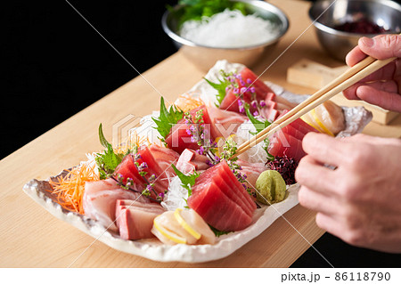 刺身を盛り付ける板前 86118790