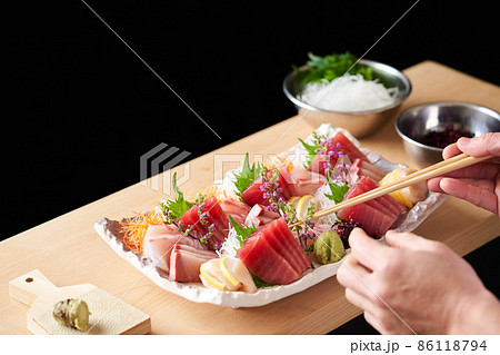 刺身を盛り付ける板前 刺身を盛り付ける板前 86118794