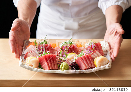 刺身盛り合わせを提供する板前 86118850
