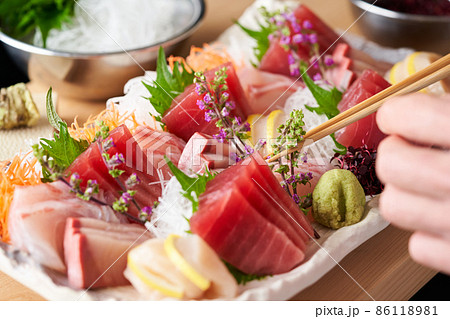 刺身を盛り付ける板前 86118981