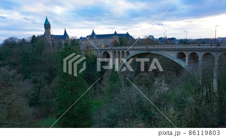 View of Luxembourg old town, UNESCO World Heritage Site, with the ancient city wall 86119803
