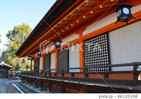 積雪の2022年1月に参拝した京都市東山の八坂神社の国宝本殿の西面が美しい 86120198
