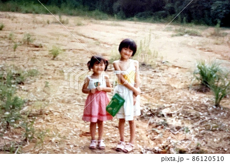 昭和50年代　夏に屋外で遊ぶ仲良し姉妹 86120510