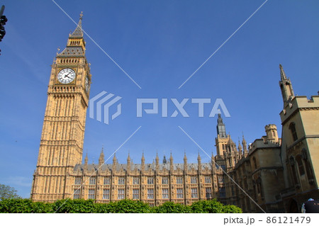 イギリスロンドンのテムズ川沿い　国会議事堂となっている世界遺産のウェストミンスター宮殿とビッグベン 86121479