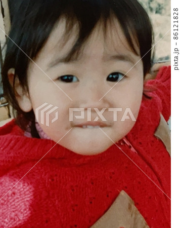 昭和50年代 赤い服を着た2歳の女の子 昭和50年代 赤い服を着た2歳の女の子 86121828