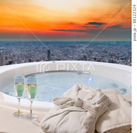 シャンパンとバスローブとリラックスできるジェットバス 86122324