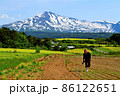 山麓で働く人 86122651