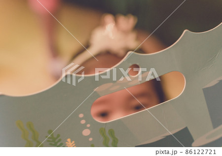 穴の向こうから覗く赤ちゃん 86122721