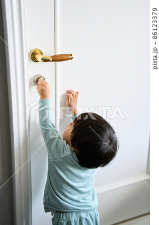 ドアを開けようとしている1歳10ヶ月の幼児 ドアを開けようとしている1歳10ヶ月の幼児 86123379