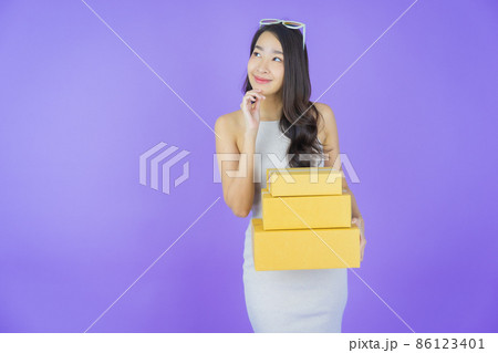 Portrait beautiful young asian woman with box ready for shipping Portrait beautiful young asian woman with box ready for shipping 86123401